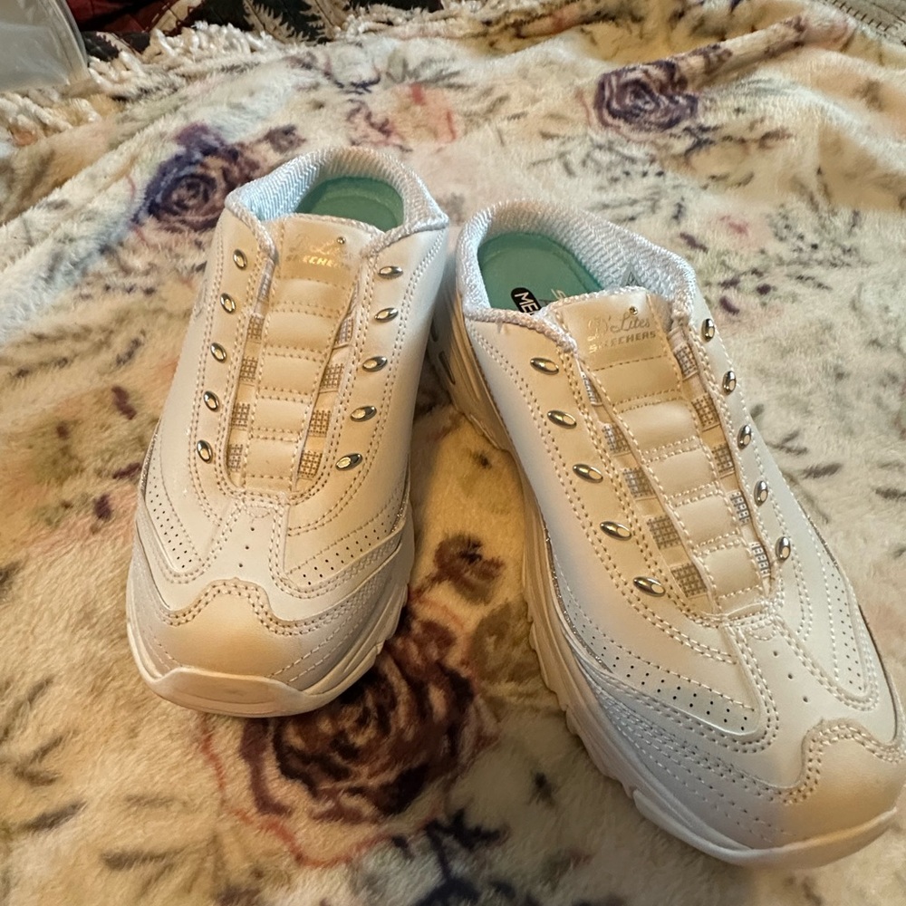 Skechers White Air-cooled Memory Foam Sneakers sz 7